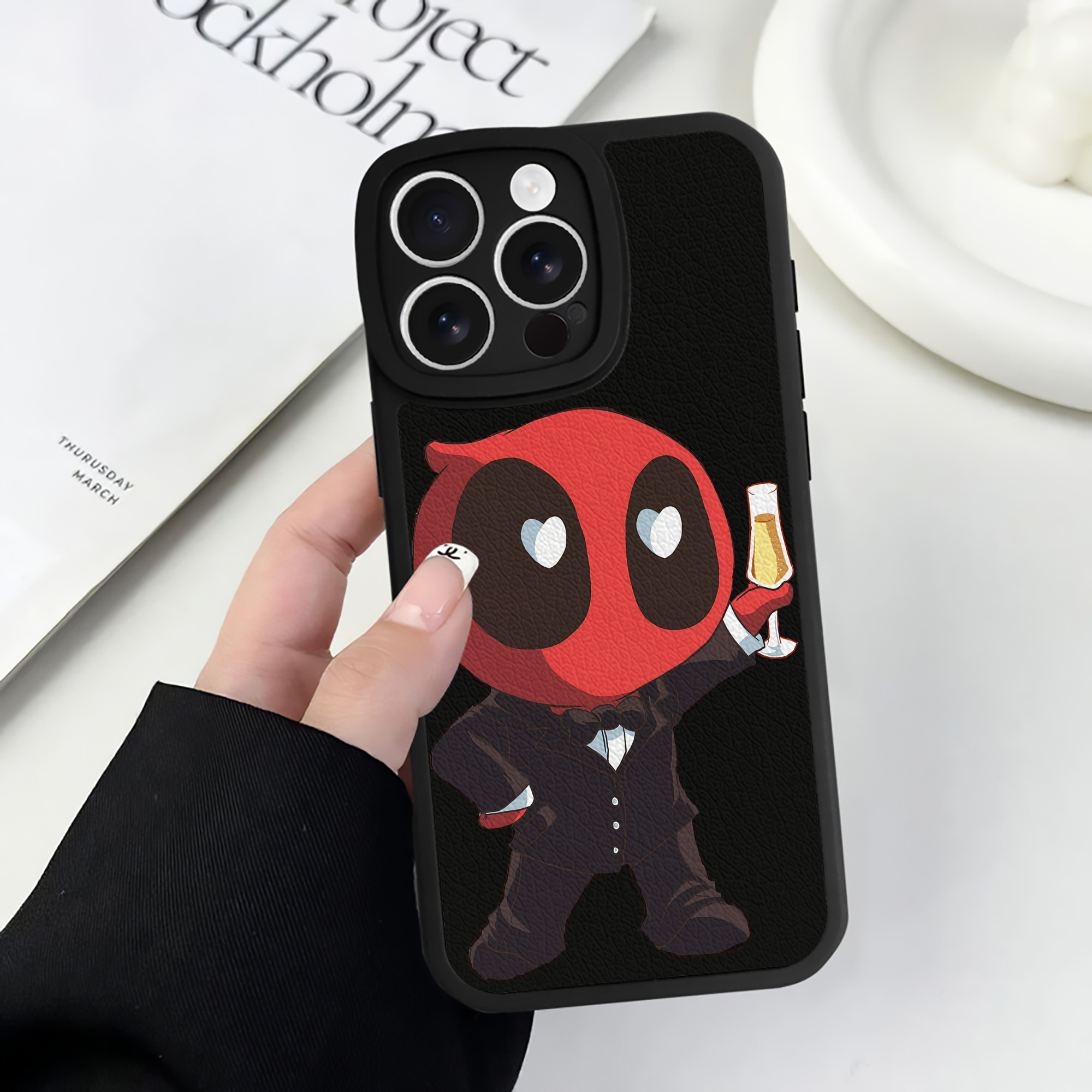 （画像用） Deadpool デッドプール 【iPhone 16シリーズ対応】シリコンスマホケース（レザー調） 材質：シリコン